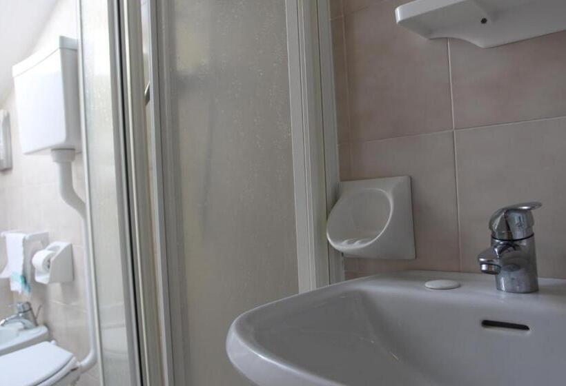 اتاق پنت هاوس, Adele