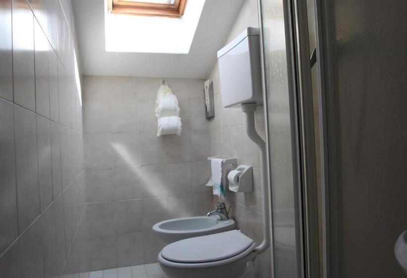 اتاق پنت هاوس, Adele