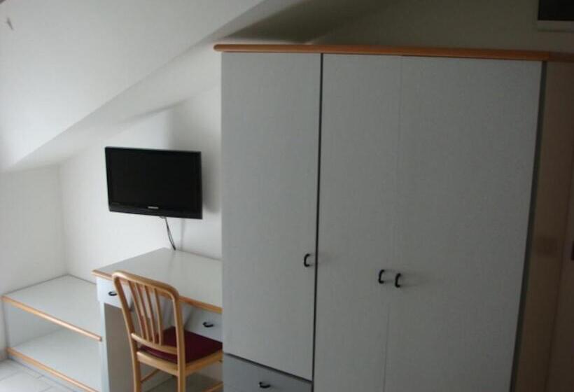 اتاق پنت هاوس, Adele