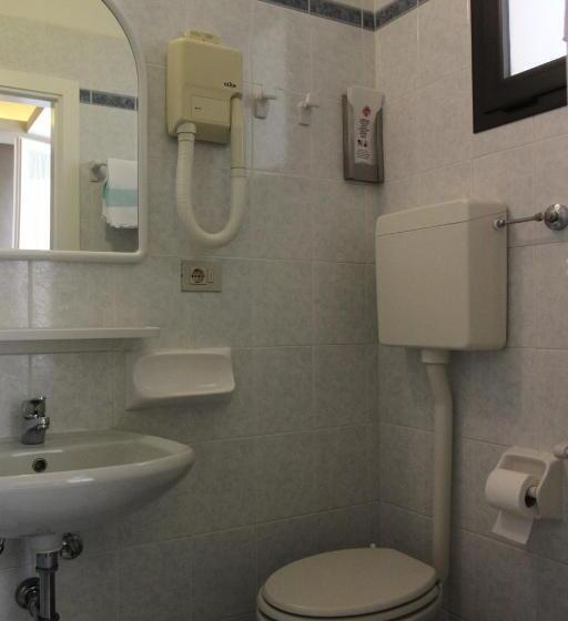 اتاق اکونومی, Adele