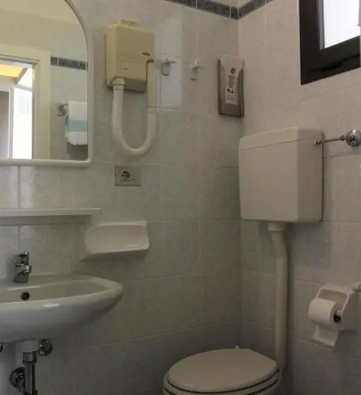 エコノミールーム, Adele