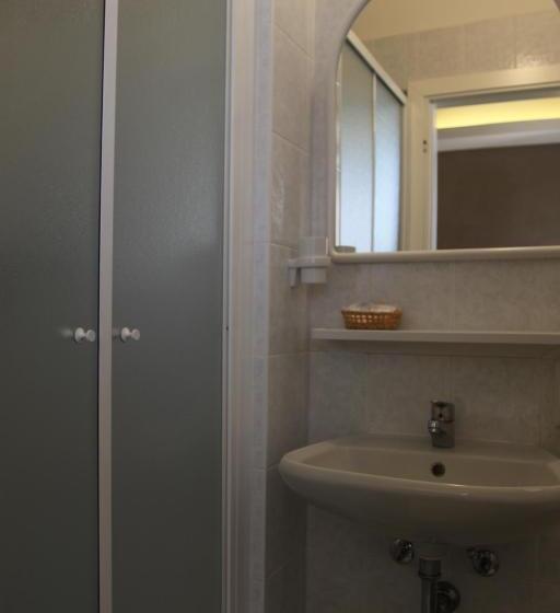 اتاق اکونومی, Adele