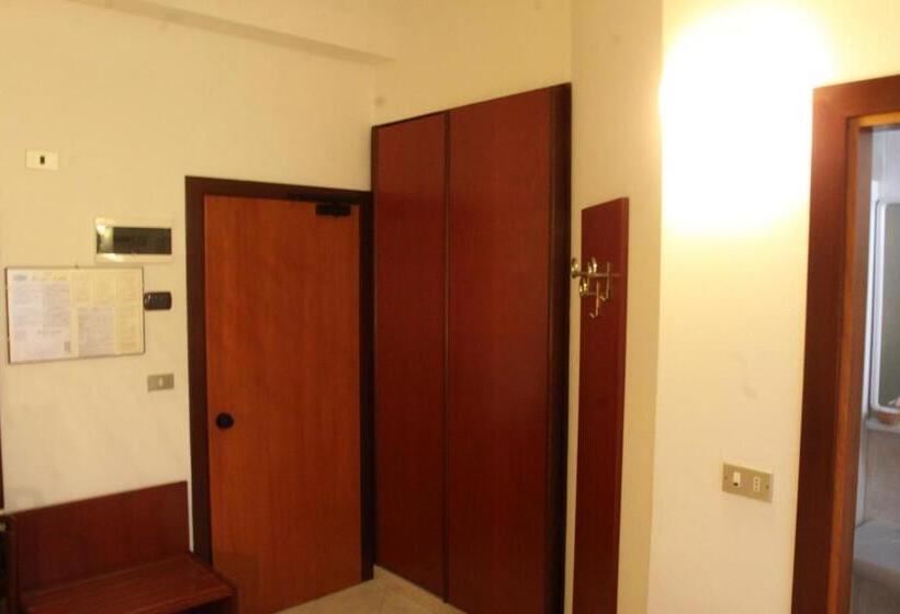 اتاق اکونومی, Adele