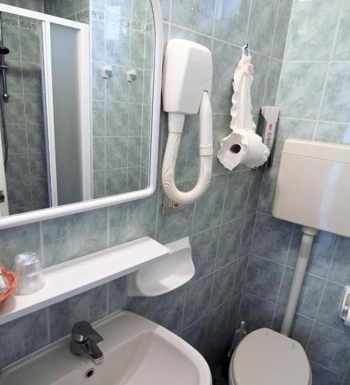 اتاق اکونومی, Adele