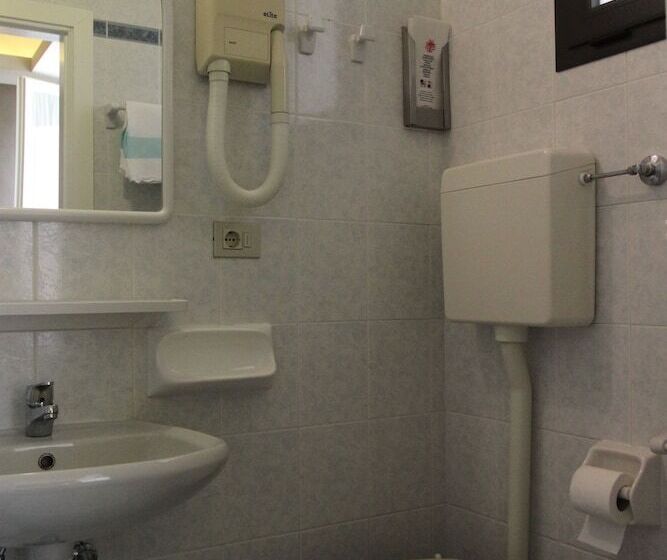 اتاق اکونومی, Adele