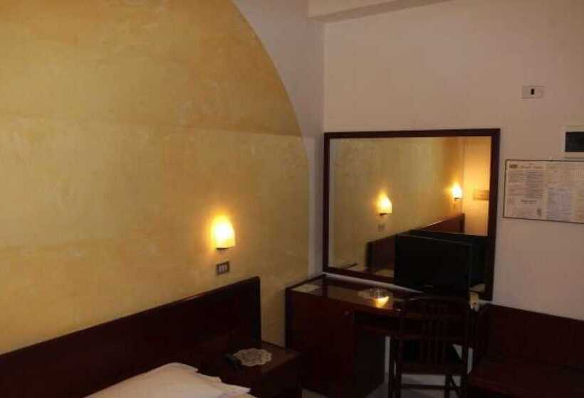 اتاق اکونومی, Adele