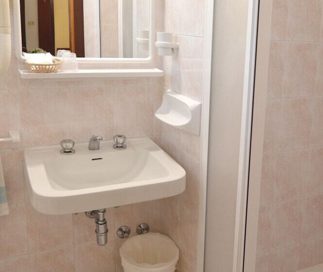 اتاق استاندارد یک نفره, Adele