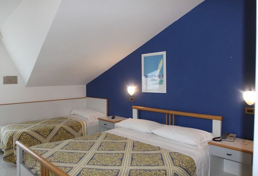 اتاق استاندارد سه تخته با بالکن, Adele