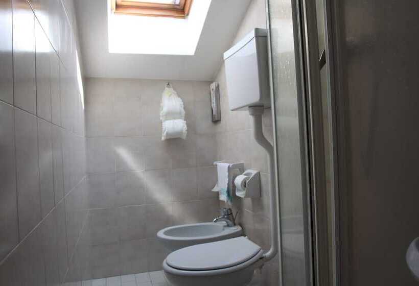 اتاق استاندارد سه تخته با بالکن, Adele