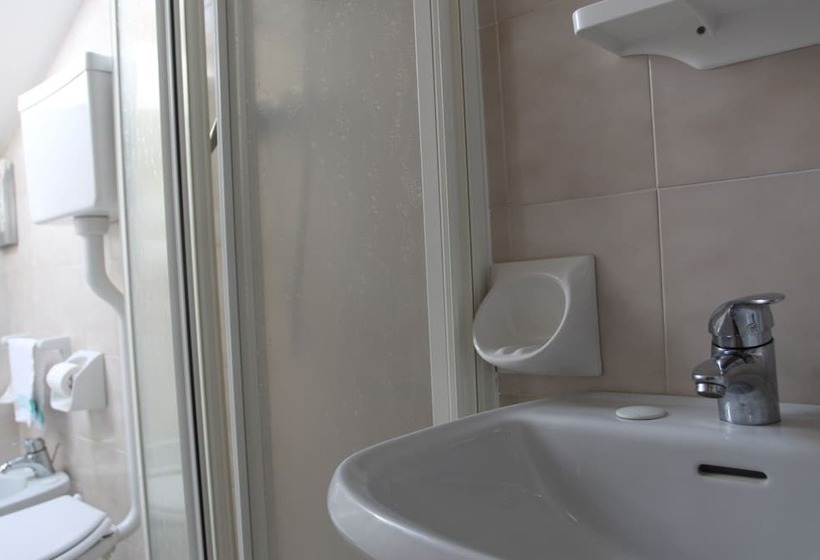 اتاق استاندارد سه تخته با بالکن, Adele