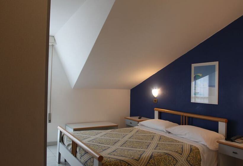 اتاق استاندارد با بالکن, Adele