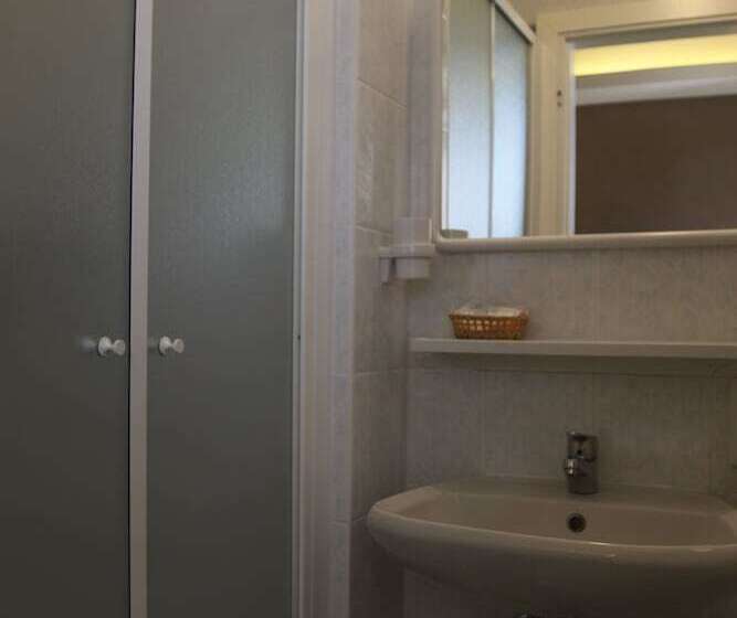 اتاق استاندارد چهارنفره با بالکن, Adele