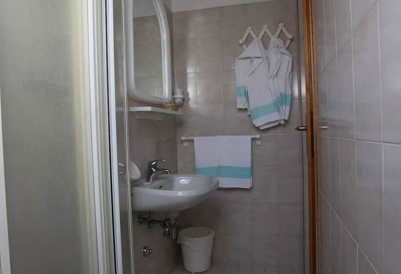 اتاق استاندارد با بالکن, Adele