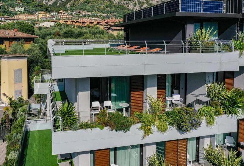 Suite with lake view, La Fiorita