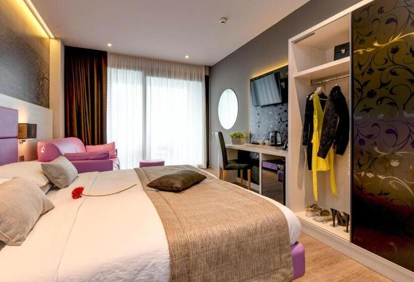 Suite with lake view, La Fiorita