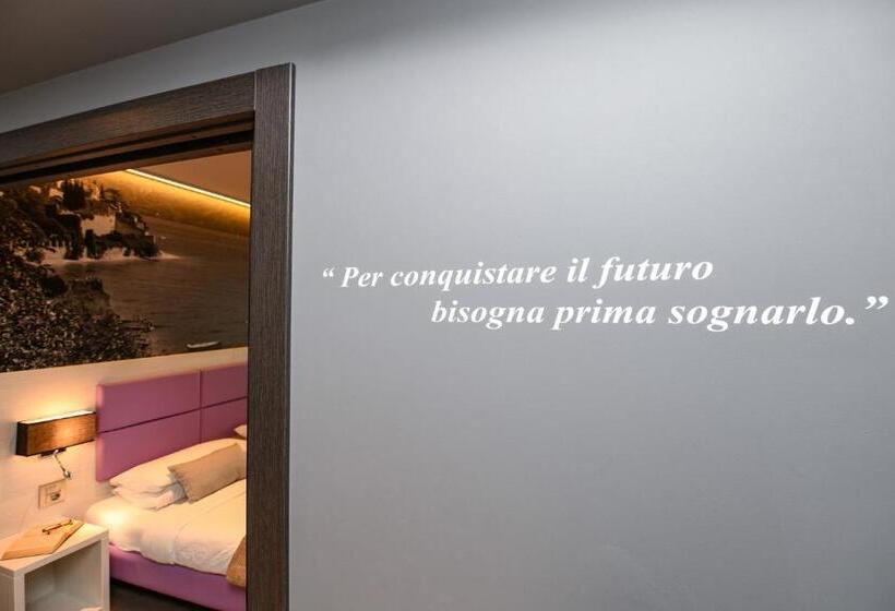 Suite with lake view, La Fiorita