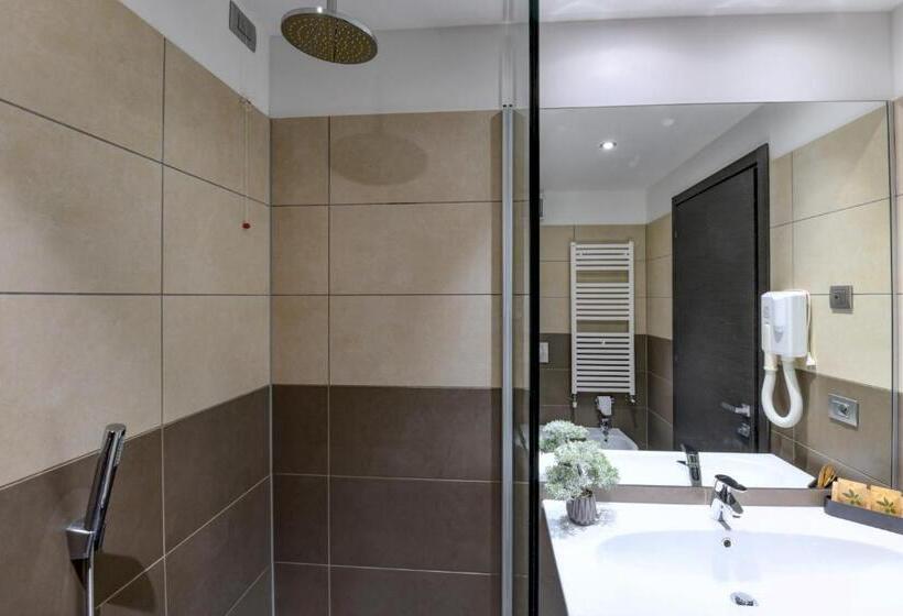 Suite with lake view, La Fiorita