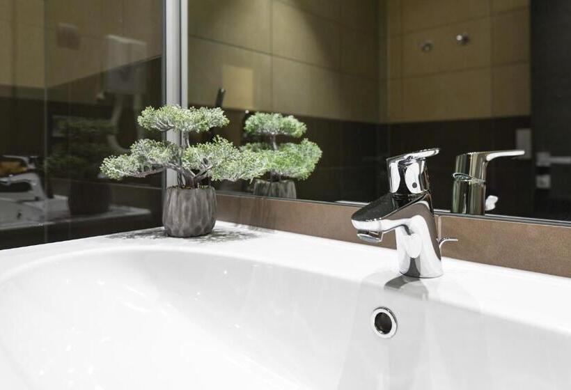 Suite with lake view, La Fiorita