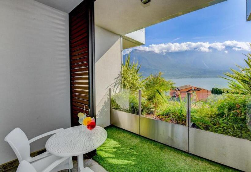 Comfort room with lake view, La Fiorita