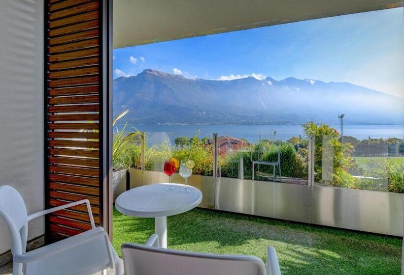 Suite with lake view, La Fiorita