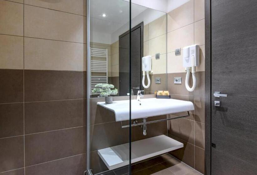 Suite with lake view, La Fiorita