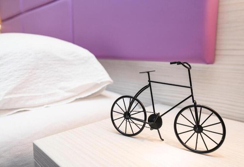 Suite with lake view, La Fiorita