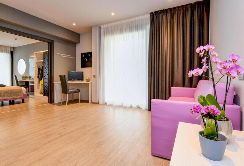 Suite with lake view, La Fiorita