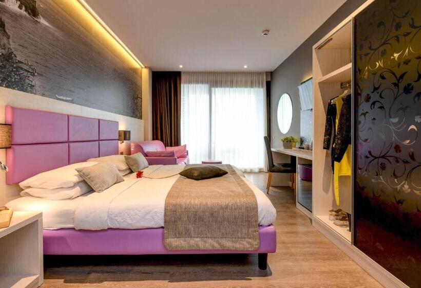 Suite with lake view, La Fiorita