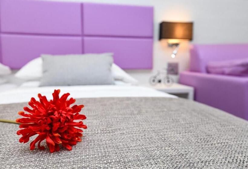 Suite with lake view, La Fiorita