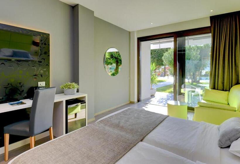 舒适房间带泳池景, La Fiorita