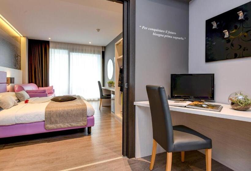 Suite with lake view, La Fiorita