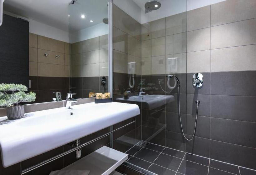 Suite with lake view, La Fiorita