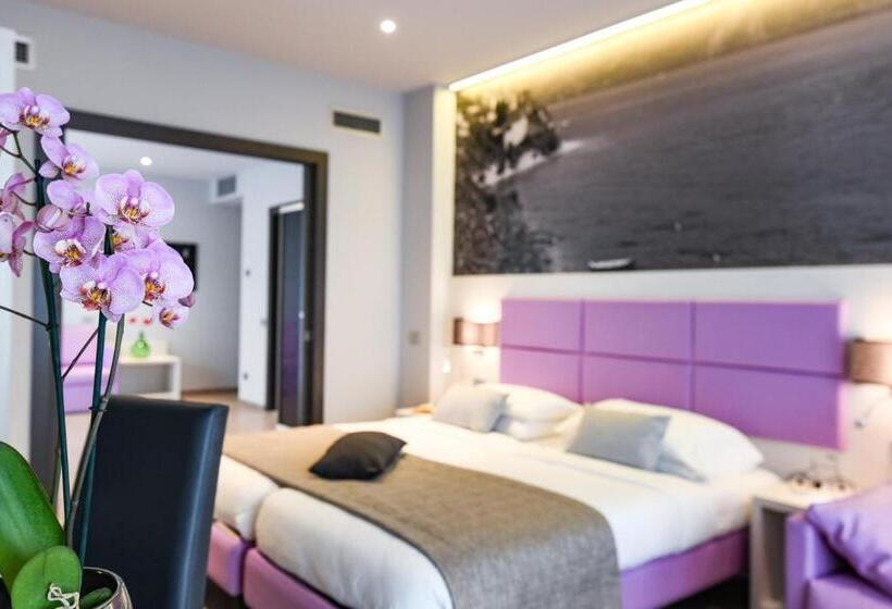 Suite with lake view, La Fiorita