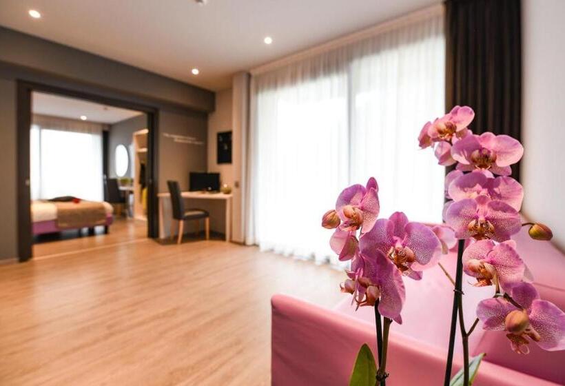 Suite with lake view, La Fiorita