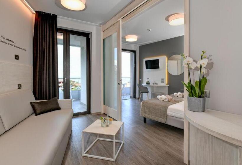 Suite with lake view, La Fiorita