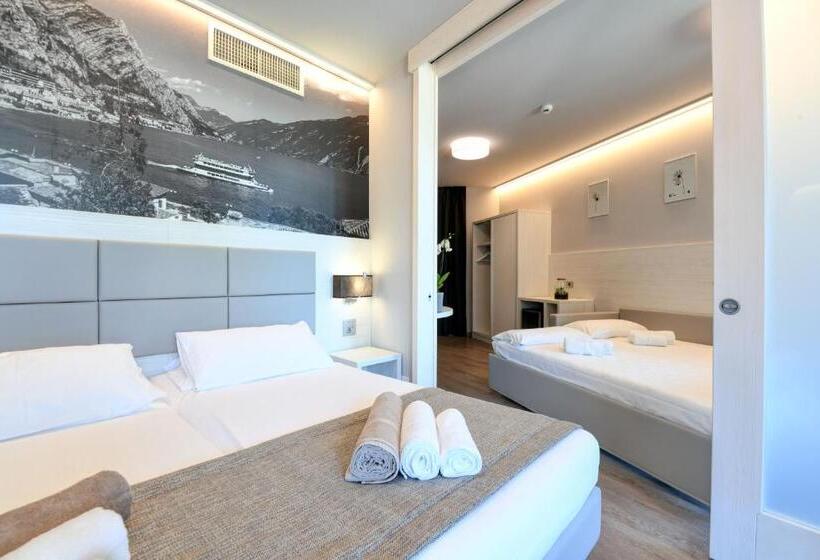 Suite with lake view, La Fiorita