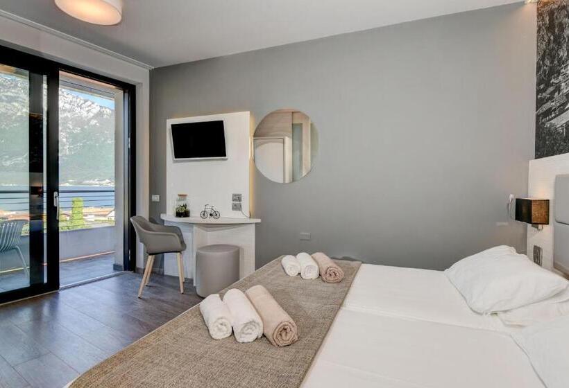 Suite with lake view, La Fiorita