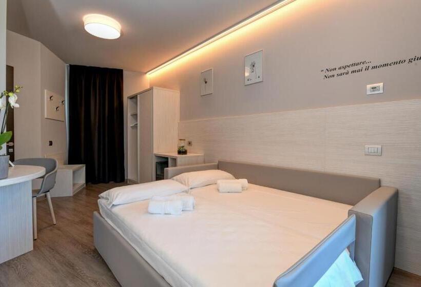 Suite with lake view, La Fiorita