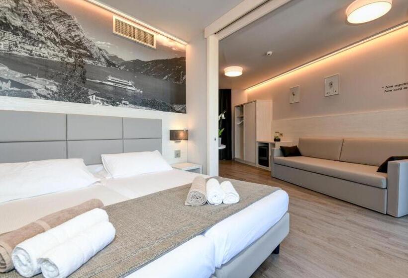 Suite with lake view, La Fiorita