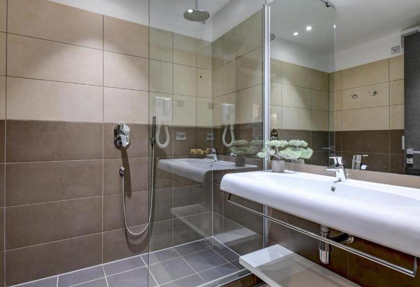 Suite with lake view, La Fiorita