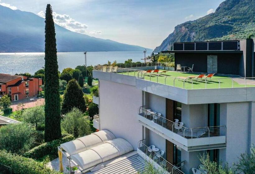 Suite with lake view, La Fiorita