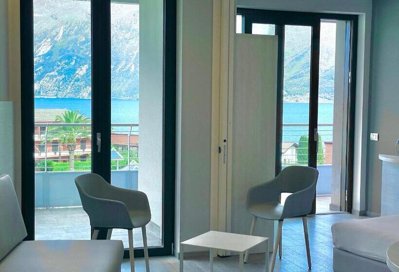 Suite with lake view, La Fiorita