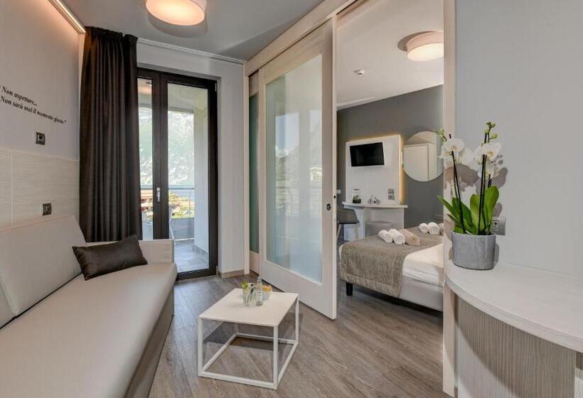 Suite with lake view, La Fiorita