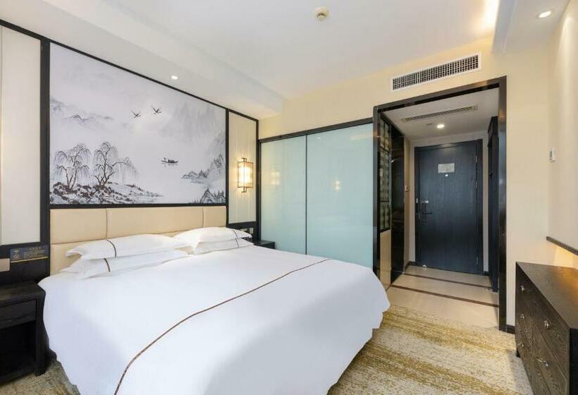 Delüks Oda, Yiwu Luckbear