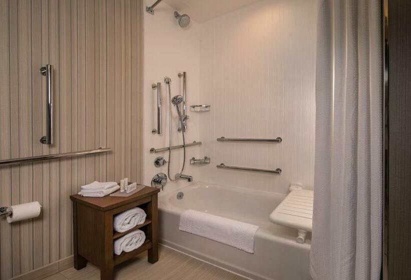 Стандартный Номер Кровать Кинг, Courtyard By Marriott Hershey Chocolate Avenue