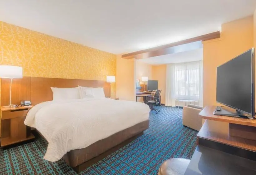 キングサイズベッドのスイートルーム, Fairfield Inn & Suites By Marriott Gaylord
