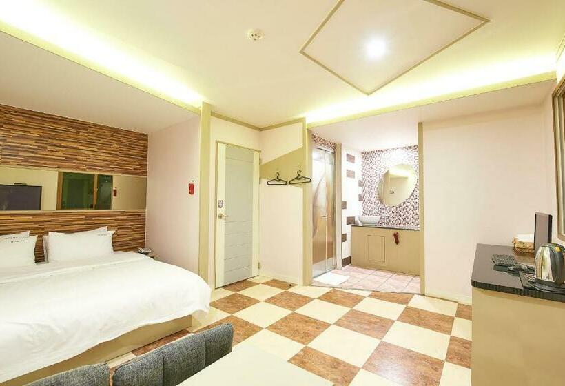 스탠다드 룸 킹사이즈 침대, Hyu