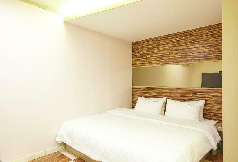 스탠다드 룸 킹사이즈 침대, Hyu