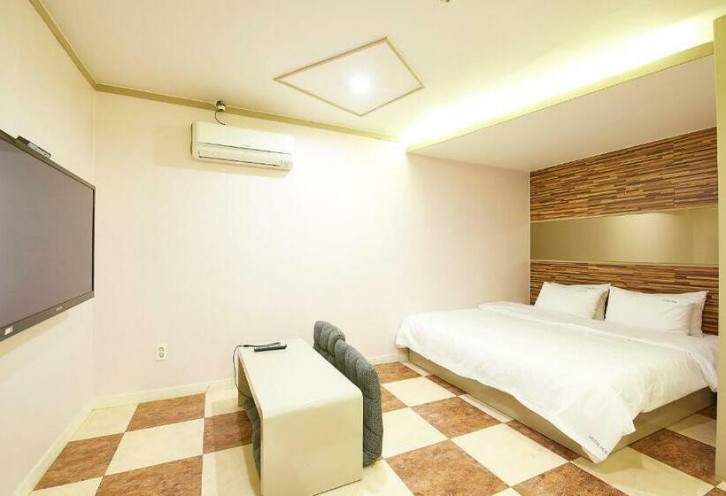 스탠다드 룸 킹사이즈 침대, Hyu