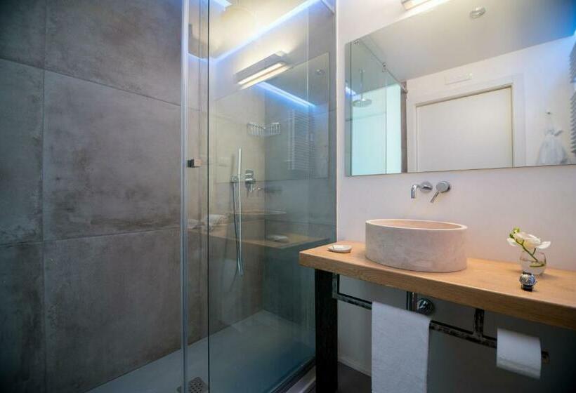 اتاق استاندارد سه نفره, Relais Luce Florence